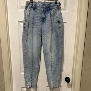 American Eagle Outfitters High Waisted, Pleated Mom Jeans, 6L.